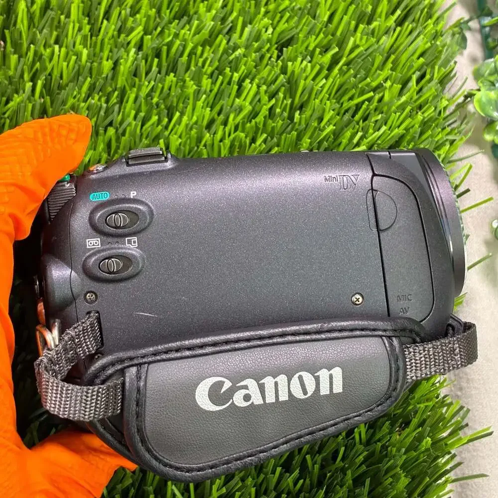 Canon VIXIA HV30 HDV 1080i Camcorder with Battery and Charger